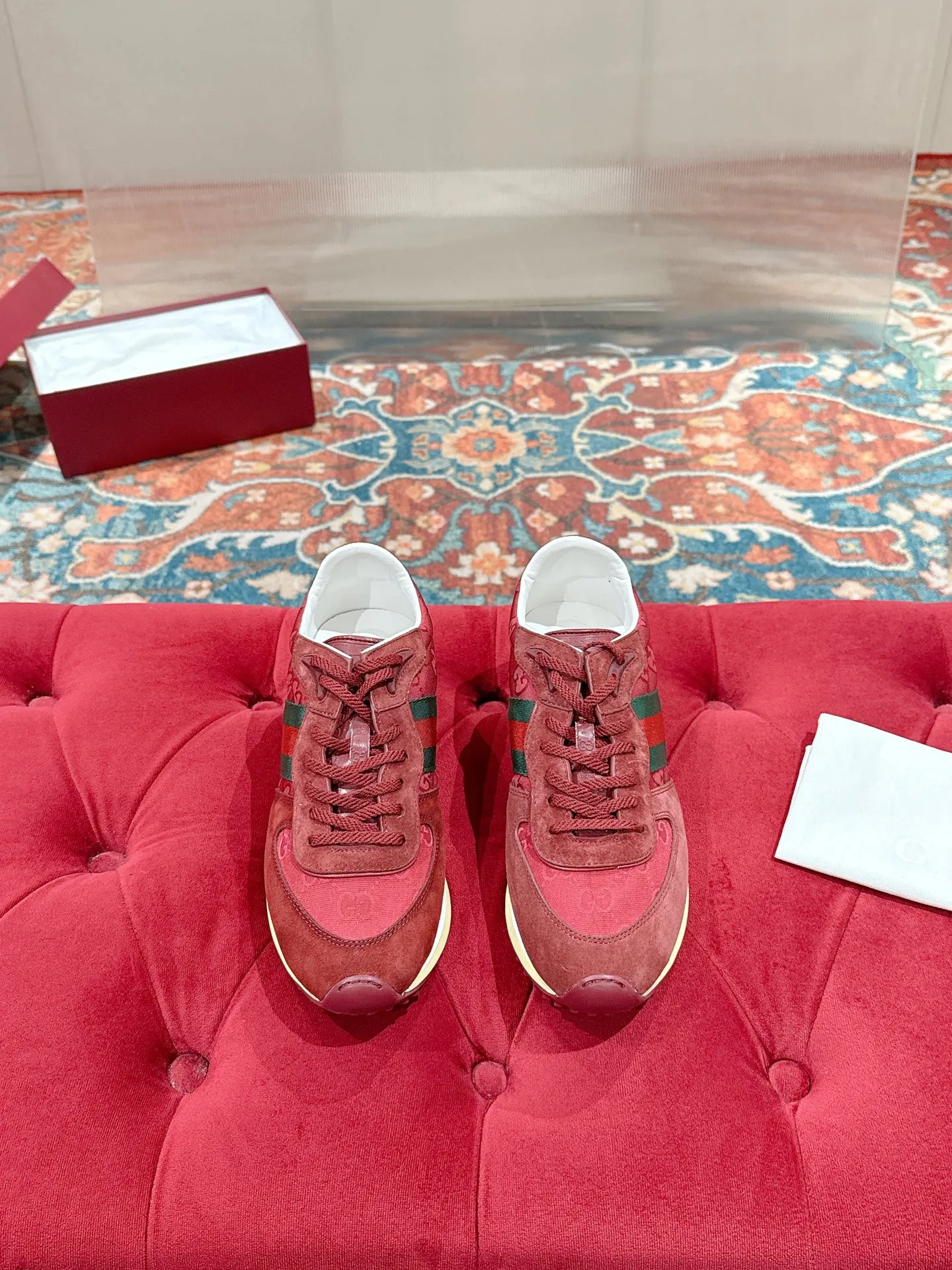 p700🐮🐮 GUCCI 2025 latest spring and summer catwalk style sports shoes Forrest Gump shoes 25 super popular show items with high appearance rate and many celebrities and Internet celebrities. The classic shoe design uses innovative stitching technology to create a water-like flowing texture. Super comfortable on the feet. Leather splicing and breathable logo fabric with classic green and red webbing embellishment. All show the brand tone (buttons are removable) original molded combination outsole ▪️Size: Male 39-44 (Male 45, customized, non-returnable)